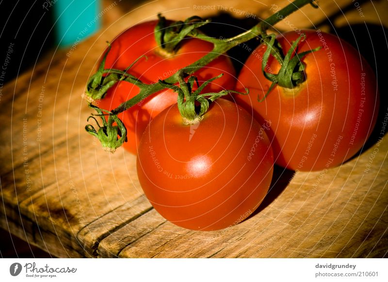 Tomaten Gemüse Küche Pflanze Nutzpflanze Holz Farbe Farbfoto Innenaufnahme Nahaufnahme Menschenleer Abend Schwache Tiefenschärfe Tag