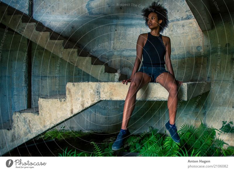 Treppe Lifestyle exotisch sportlich Leichtathletik Junge Frau Jugendliche 1 Mensch 18-30 Jahre Erwachsene Ruine Locken Afro-Look Denken aussetzen Baustelle