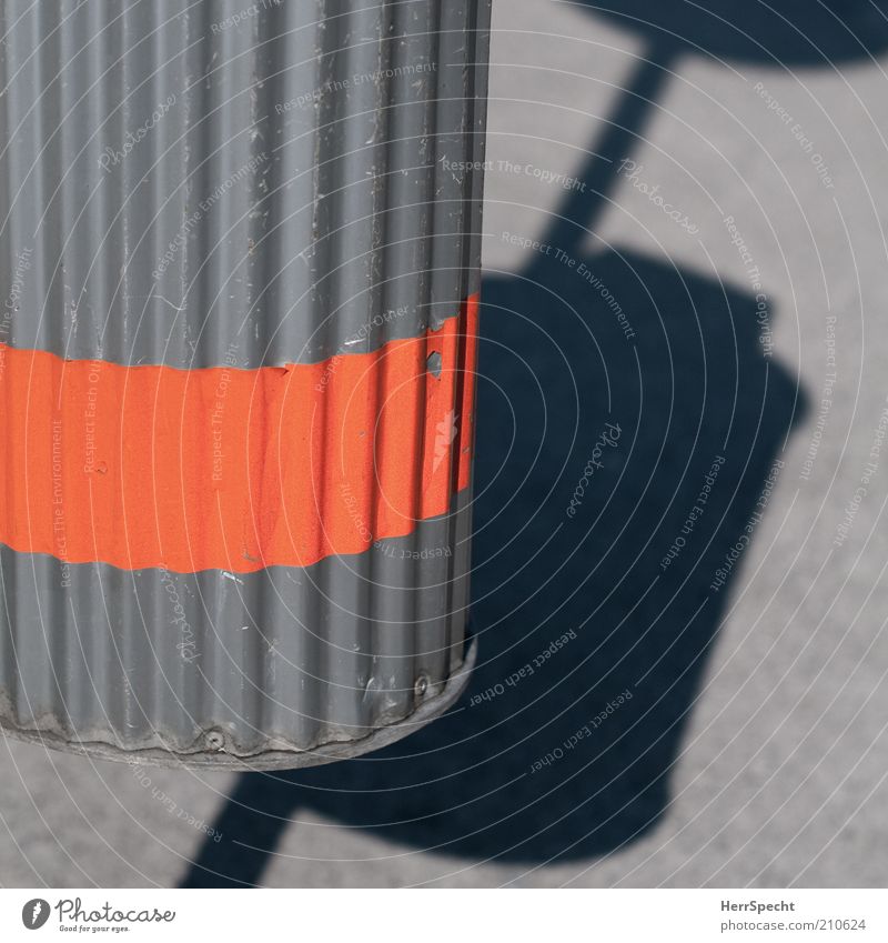 Ralleystreifen Müllbehälter wellig Blech Streifen Kratzer orange Farbfoto Außenaufnahme Nahaufnahme Detailaufnahme Menschenleer Textfreiraum rechts