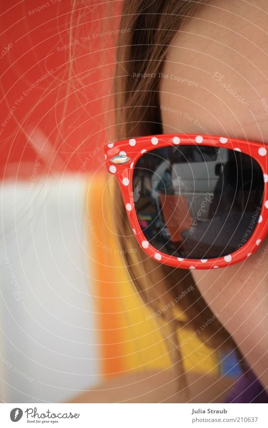 sunbrill Camping Mensch feminin Kopf Haare & Frisuren 1 Sommer Freude Coolness rot blau Sonnenbrille rot-weiß Farbfoto Außenaufnahme Tag Reflexion & Spiegelung