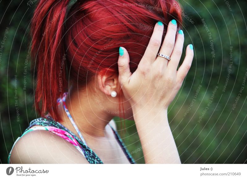 Zukunftsfarben feminin Kopf 1 Mensch 18-30 Jahre Jugendliche Erwachsene Natur Ohrringe rothaarig langhaarig Zopf außergewöhnlich Scham Reue verstört Kreativität