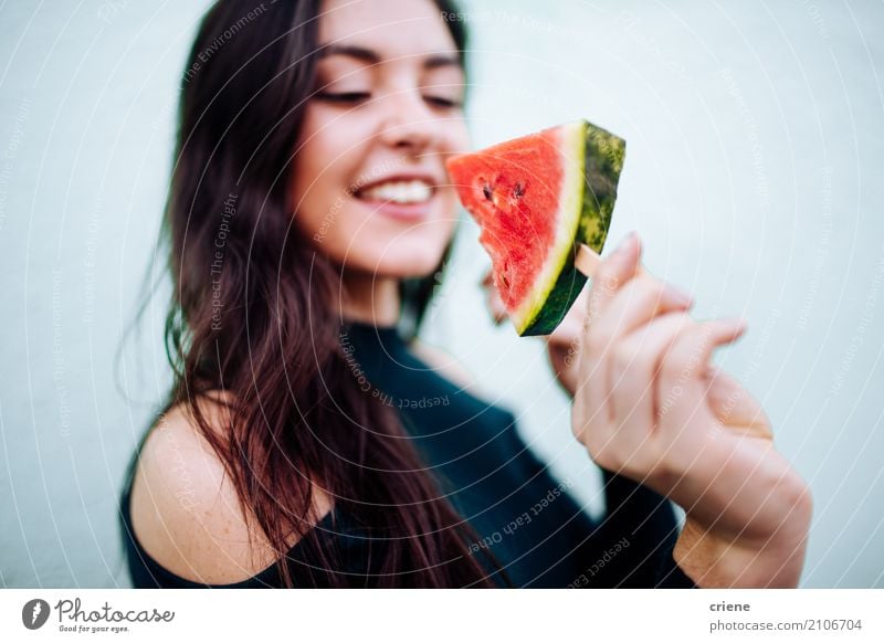 Junge Frau, die popsische Wassermelone isst Lebensmittel Frucht Essen Diät Lifestyle Freude Gesunde Ernährung Sommer Mensch feminin Jugendliche 1 18-30 Jahre