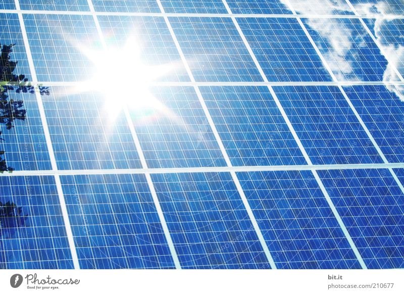 Solaranlage auf einem Dach, zur nachhaltigen Energieversorgung und Umweltschutz, mit Sonnenlicht, zum Schutz des Klimas während dem Klimawandel.