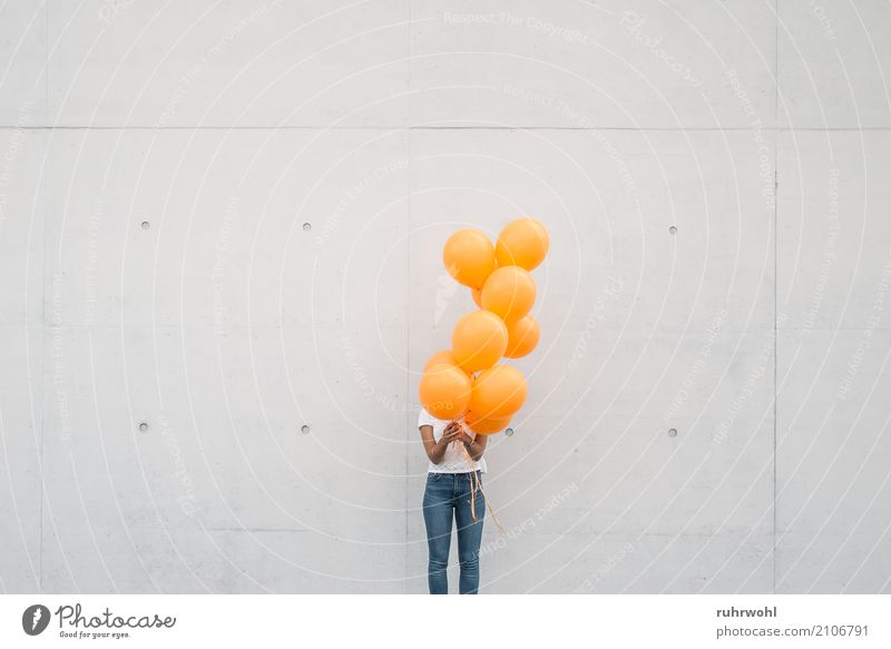 Orange Ballons feminin 1 Mensch 18-30 Jahre Jugendliche Erwachsene Luftballon Hoffnung Freiheit Farbfoto Außenaufnahme Textfreiraum links Textfreiraum rechts