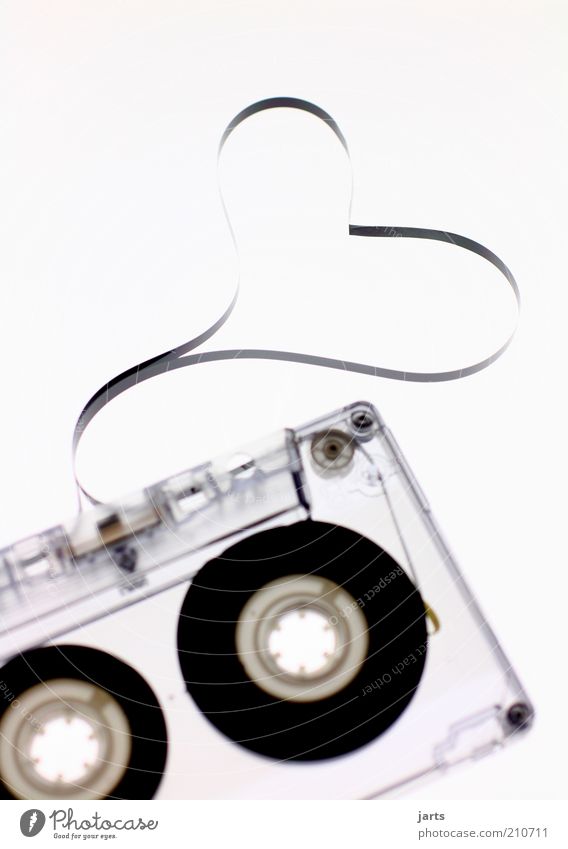 Alte Liebe rostet nicht Musik Musik hören Medien retro Musikkassette Studioaufnahme Detailaufnahme Menschenleer Schwache Tiefenschärfe herzförmig durchsichtig