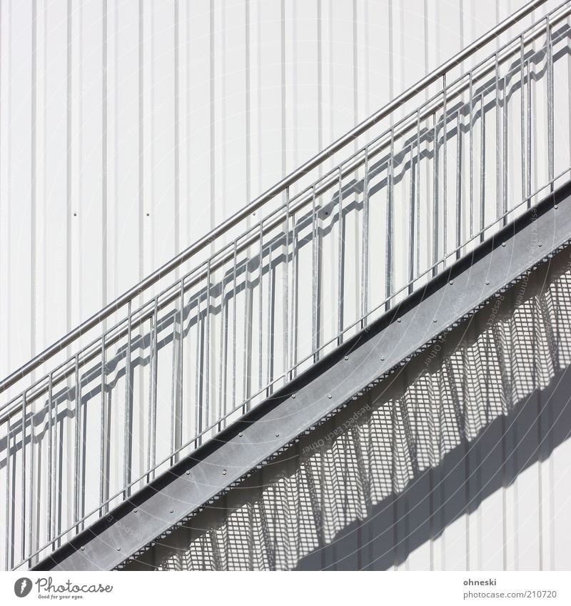 Aufwärts Fabrik Bauwerk Gebäude Treppe Fassade Treppengeländer weiß Gedeckte Farben Textfreiraum oben Tag Schatten Sonnenlicht aussentreppe Geländer Metall grau
