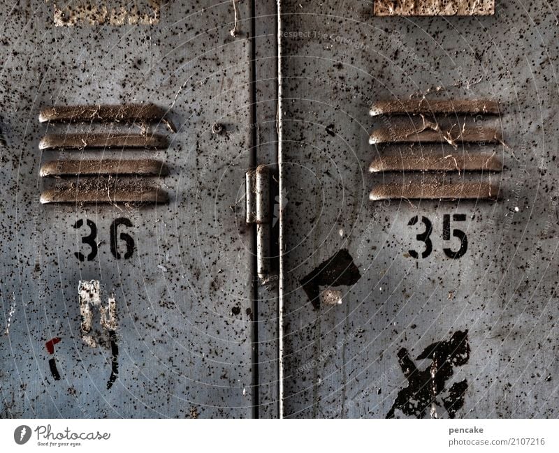ausgezählt Container Tresor Spind Metall Ziffern & Zahlen alt authentisch dreckig Arbeitsplatz Arbeitsbekleidung 35 36 Belüftung Schlitz Lamellenjalousie Rost