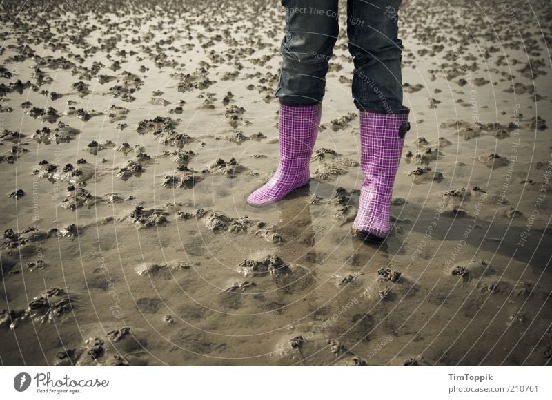 Ey, Watt jetzt! 1 Mensch Strand Hose Jeanshose Schuhe Stiefel Gummistiefel rosa Wattenmeer Nordsee Wangerooge Küste Wattwürmer Wattwandern