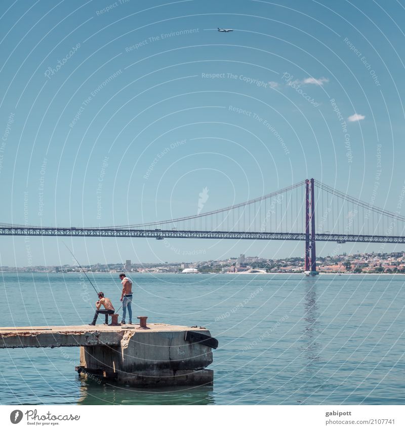 Angler am Tejo Landschaft Urelemente Wasser Himmel Wolken Sommer Schönes Wetter Flussufer Lissabon Tejo-Brücke Stadtrand Hafen Leben Angeln Steg Farbfoto
