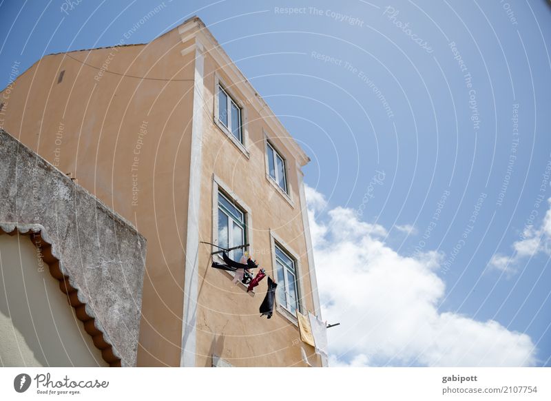 kleine Wäsche Stadt Altstadt Haus Fassade Fenster Zufriedenheit Idylle Portugal Wäscheleine Lissabon Blauer Himmel Wolken Farbfoto Gedeckte Farben Menschenleer