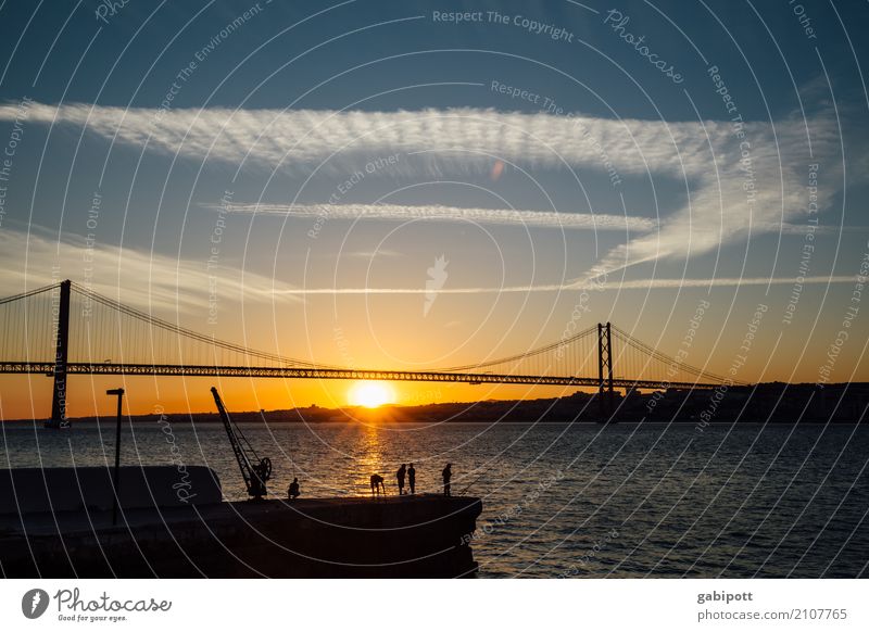 Gruppenangeln :) Sommer Sommerurlaub Strand Urelemente Himmel Sonnenaufgang Sonnenuntergang Fluss Tejo-Brücke Lissabon Portugal Bauwerk Sehenswürdigkeit Energie