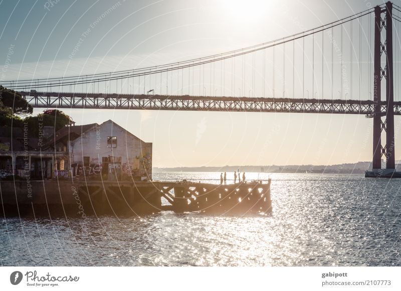 am Fluss Himmel Sommer Tejo-Brücke Lissabon Portugal Hafen Bauwerk Sehenswürdigkeit Wahrzeichen Gefühle Freude Fröhlichkeit Zufriedenheit Lebensfreude Energie