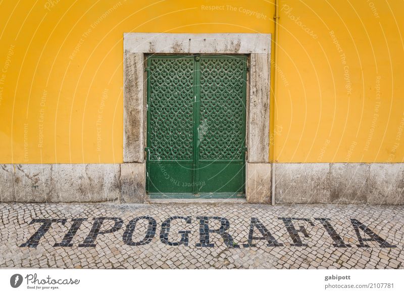 Tipografia Lissabon Stadt Haus Fassade Tür Straße Wege & Pfade Zeichen Schriftzeichen Ziffern & Zahlen mehrfarbig gelb grün Kreativität Portugal Typographie