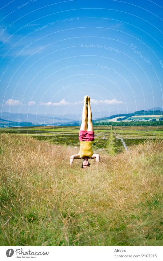 Haltung: 1 Freude Gesundheit sportlich Fitness Leben harmonisch Meditation Ausflug feminin Junge Frau Jugendliche Mensch Natur Landschaft Himmel Sommer