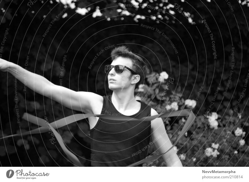 vor und zurück Schnur Turnen Schwarzweißfoto Sonnenbrille Bewegung Garten Rhythmus Rhythmische Sportgymnastik Mann maskulin Junger Mann 18-30 Jahre Muskelshirt