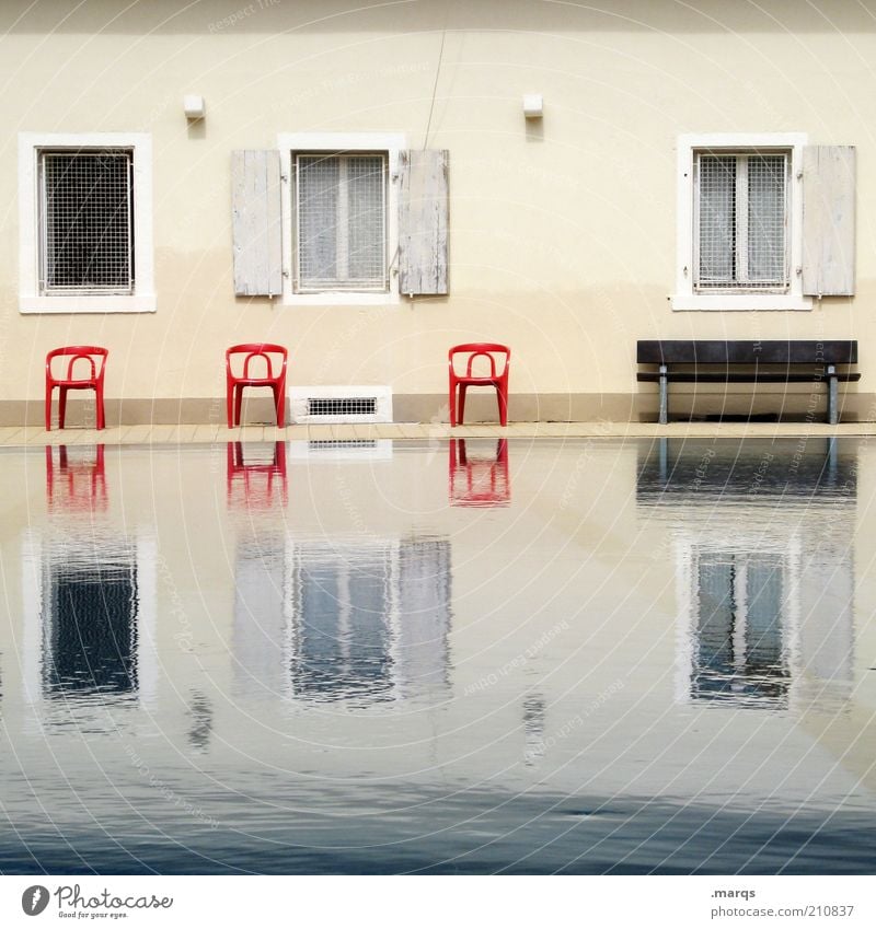 Land unter Wasser Haus Fassade Fenster außergewöhnlich nass Endzeitstimmung Symmetrie Stuhl Bank Überschwemmung Klimawandel Farbfoto Außenaufnahme Menschenleer