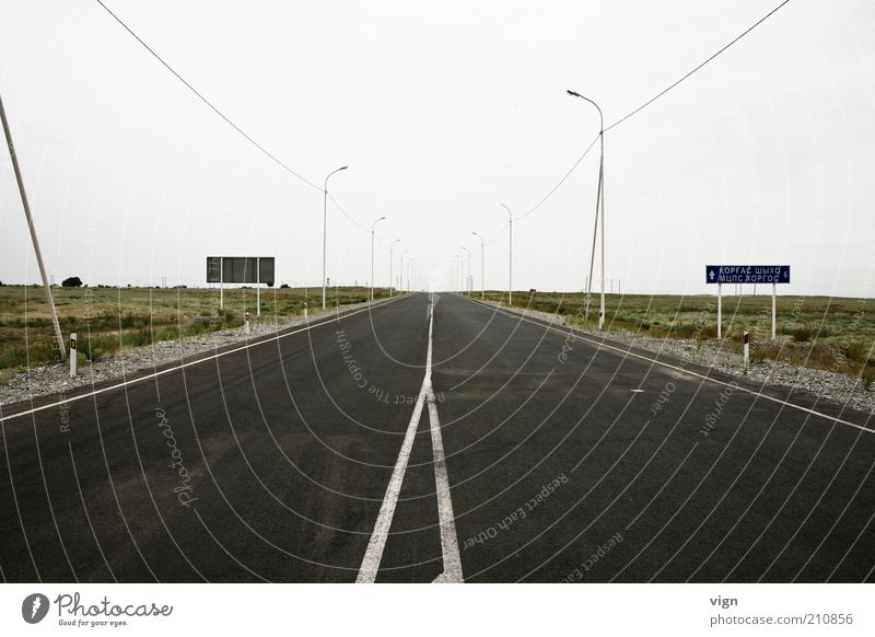 6 km vor China Kasachstan Asien Menschenleer Straße Ferne Unendlichkeit kalt trist Zukunft Farbfoto Außenaufnahme Textfreiraum oben Tag Zentralperspektive