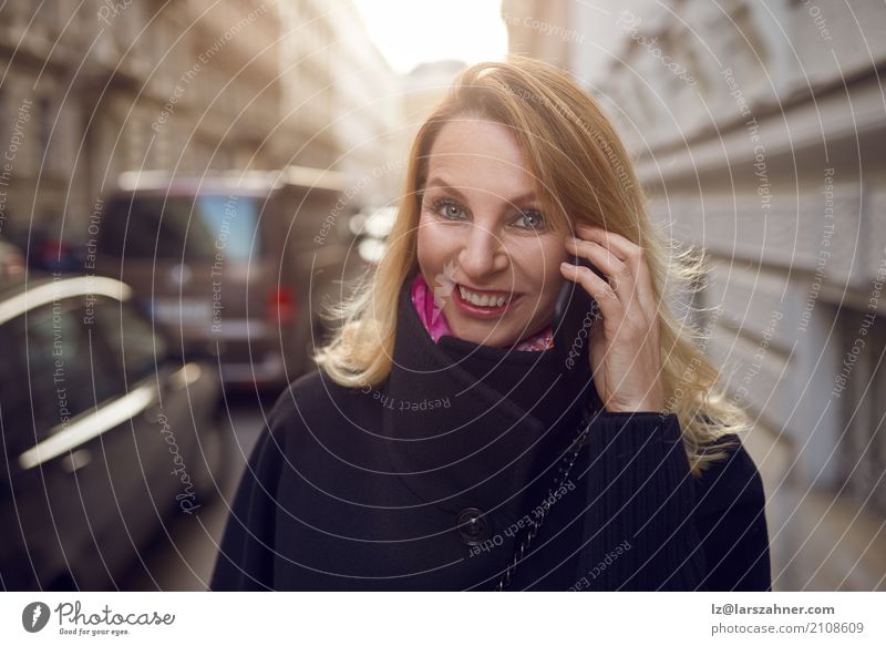 Hübsche lebhafte Frau, die auf einem Mobile plaudert Glück Gesicht Erfolg Business Telefon Technik & Technologie Erwachsene 1 Mensch 30-45 Jahre Straße Lächeln
