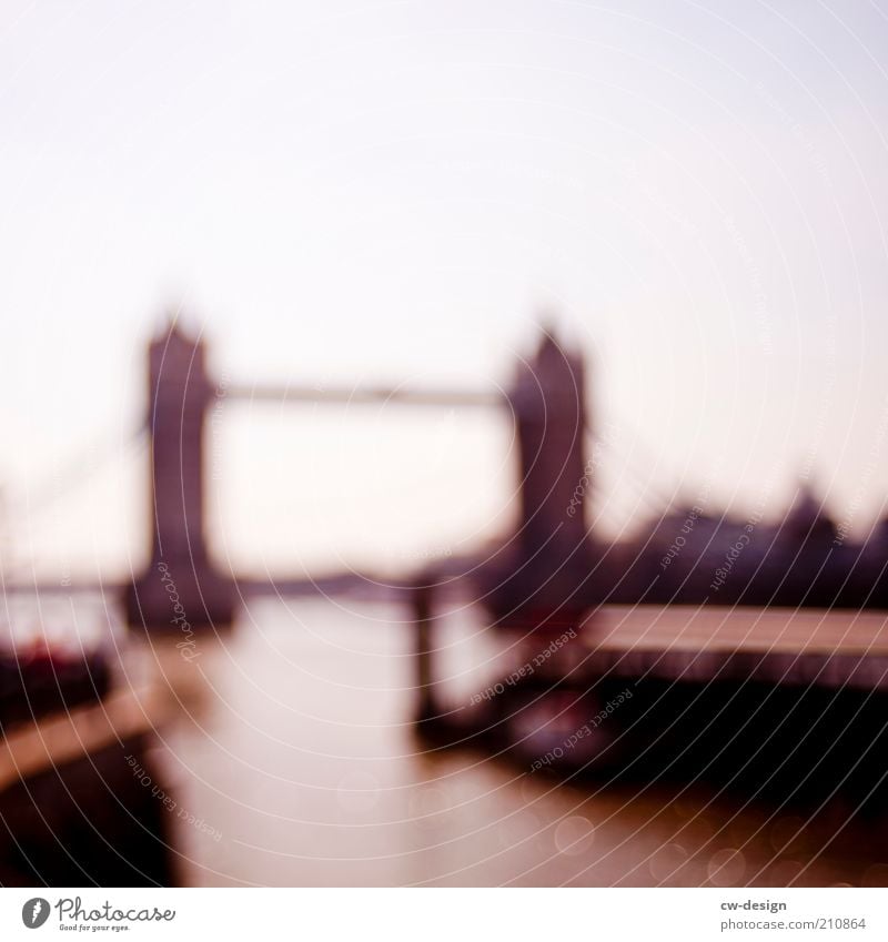 HANS UND GABI Menschenleer Brücke Turm Sehenswürdigkeit Wahrzeichen Tower Bridge braun weiß Mole Hafen London Bekanntheit Großbritannien Hängebrücke Sightseeing