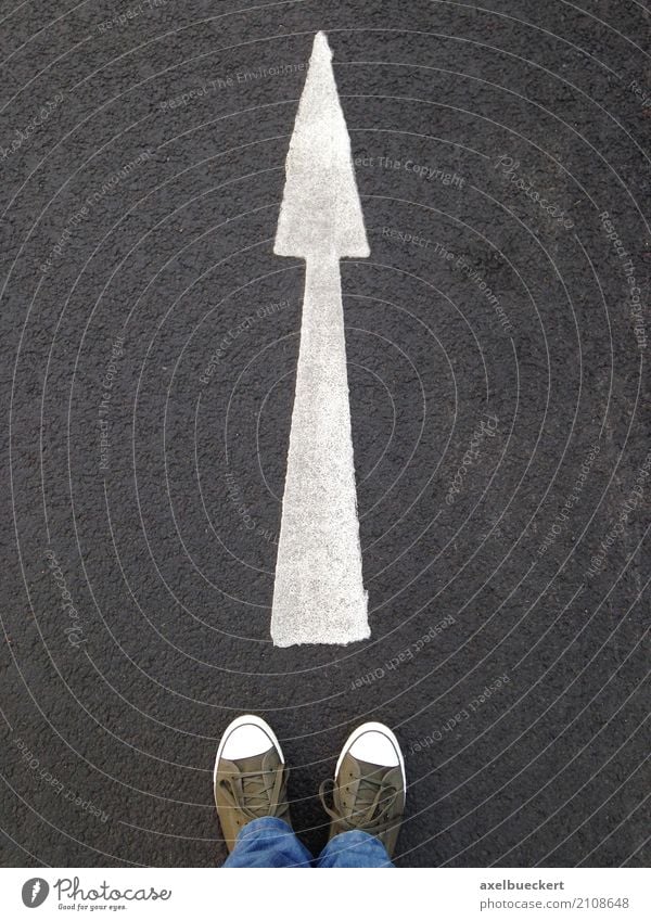 Fuß-Selfie mit Pfeilsymbol Mensch Mann Erwachsene 1 Fußgänger Straße Jeanshose Schuhe Turnschuh laufen stehen authentisch Asphalt Anleitung Symbole & Metaphern