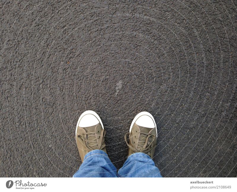 Fuß-Selfie Mensch Mann Erwachsene 1 Fußgänger Straße Jeanshose Schuhe Turnschuh stehen authentisch oben Asphalt Jeansstoff Leinwand Textfreiraum Boden