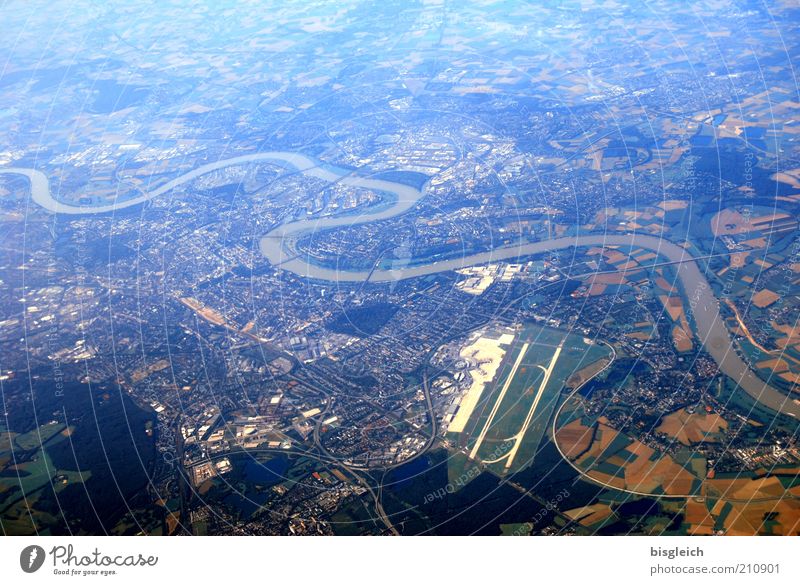 Schlangenlinie Fluss Stadt Flugplatz blau Fernweh Farbfoto Gedeckte Farben Außenaufnahme Luftaufnahme Tag Vogelperspektive