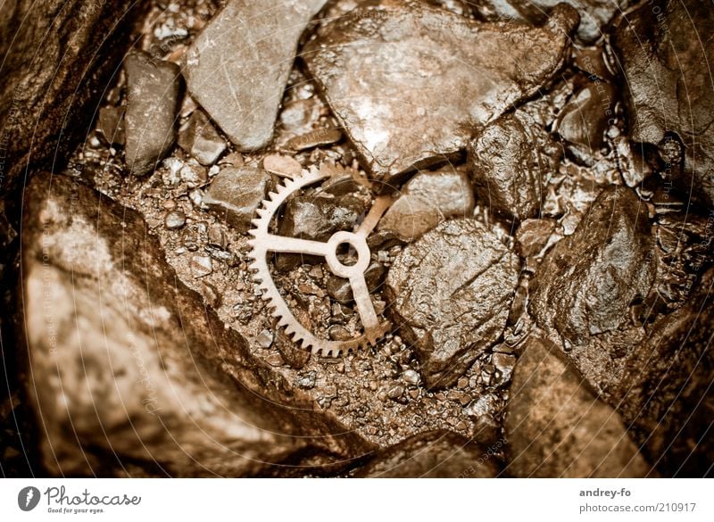 Zahnrad Uhr Stein Rost Wasser alt rund braun Uhrwerk Steinzeit Vergangenheit Mechanik verzahnt Bach retro historisch Metall kaputt Schrott Rad Industrie nass