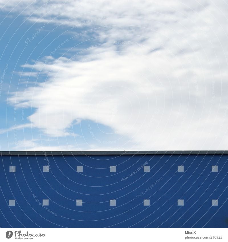 Spektakulääär Himmel Wolken Haus Mauer Wand eckig blau Farbenspiel Anstrich Farbfoto mehrfarbig Außenaufnahme Menschenleer Textfreiraum oben Textfreiraum unten