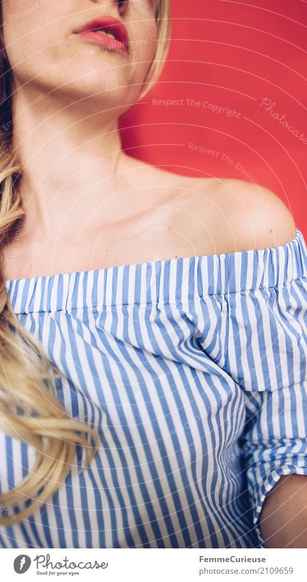 Carmenbluse (18) feminin Junge Frau Jugendliche Erwachsene Mensch 18-30 Jahre 30-45 Jahre schön blond rot blau-weiß Bluse gestreift schulterfrei Schlüsselbein