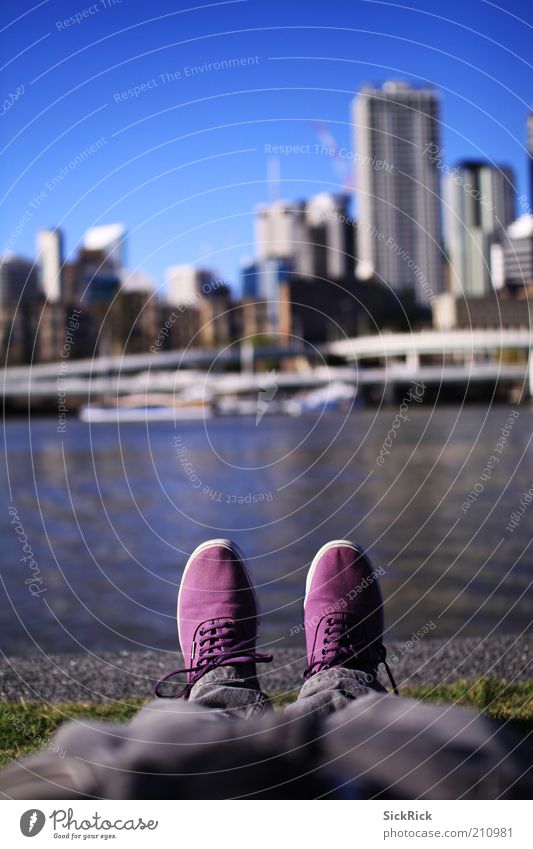 Standing Ferien & Urlaub & Reisen Städtereise Beine Fuß 1 Mensch Hafenstadt Skyline Hochhaus Mode Jeanshose Schuhe Erholung liegen schlafen violett Brisbane