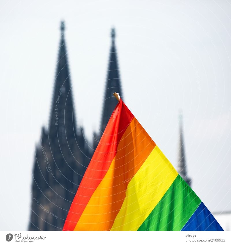 Regenbogenfahne vor dem Kölner Dom Regenbogenflagge queer LGBTQ csd Veranstaltung Gleichberechtigung Liebe Toleranz Symbolik Zeichen Fahne leuchten pride