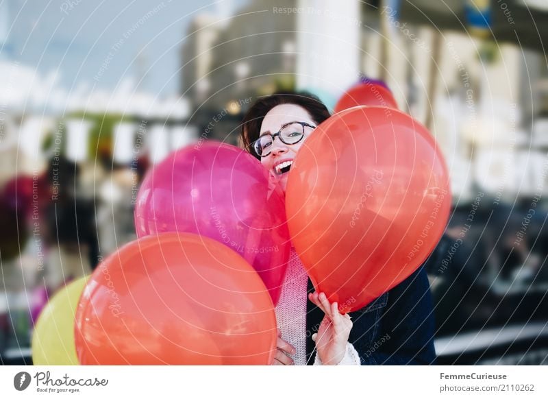 Roadtrip West Coast USA (274) feminin Junge Frau Jugendliche Erwachsene 1 Mensch 18-30 Jahre 30-45 Jahre Freude Geburtstag Luftballon groß mehrfarbig verstecken