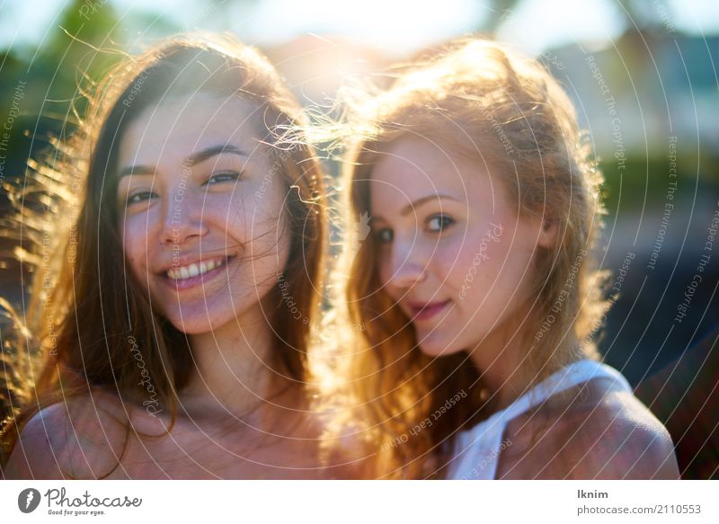 Sommerfreude Lifestyle schön Haare & Frisuren Haut Wellness Leben Wohlgefühl Zufriedenheit Sinnesorgane Junge Frau Jugendliche 2 Mensch 18-30 Jahre Erwachsene