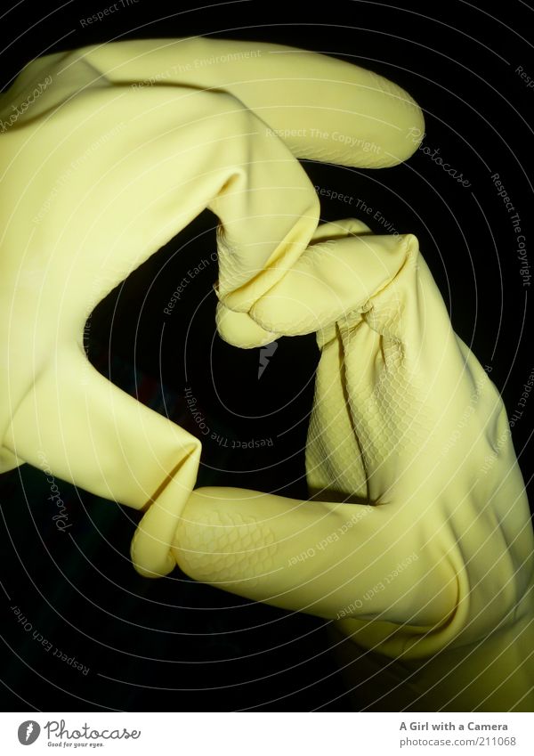 Ein Herz für Spülmaschinen Spülhandschuhe Hand Finger Kunst Gummi gelb schwarz Verliebtheit Romantik Geschirrspülen Kreativität Handschuhe zeigen signalisieren