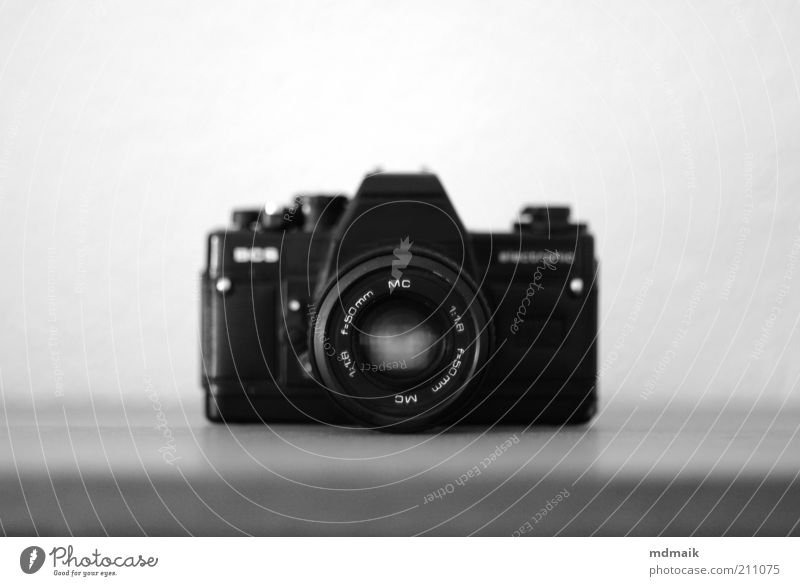 flohmarktkamera Fotokamera Billig retro schwarz weiß Symmetrie Schwarzweißfoto Studioaufnahme Menschenleer Textfreiraum links Textfreiraum rechts
