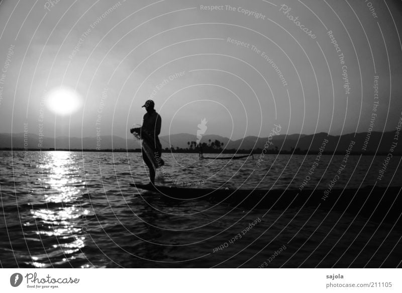 fisherman Mensch maskulin Mann Erwachsene 1 Umwelt Natur Landschaft Urelemente Wasser Himmel Wolkenloser Himmel Sonne See Inle See Myanmar Asien Südostasien