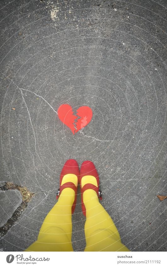 broken heart Fuß Beine Schuhe Schnallenschuhe Strümpfe rot gelb Außenaufnahme Straße Asphalt stehen Herz gebrochen Riss Liebeskummer Gefühle Ende