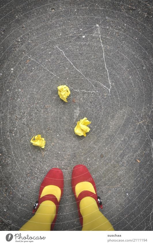 gelber müll Papier zerknülltes papier wegwerfen Schriftstück Liebesbrief Müll 3 rot Damenschuhe Beine Fuß weiblich Straße Asphalt