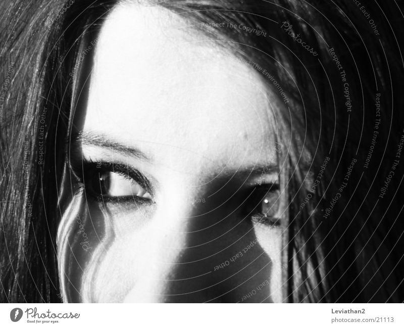 'Konzentration' Frau schwarz weiß grau Gesicht Auge Blick beobachten Brennpunkt Schwarzweißfoto Kontrast