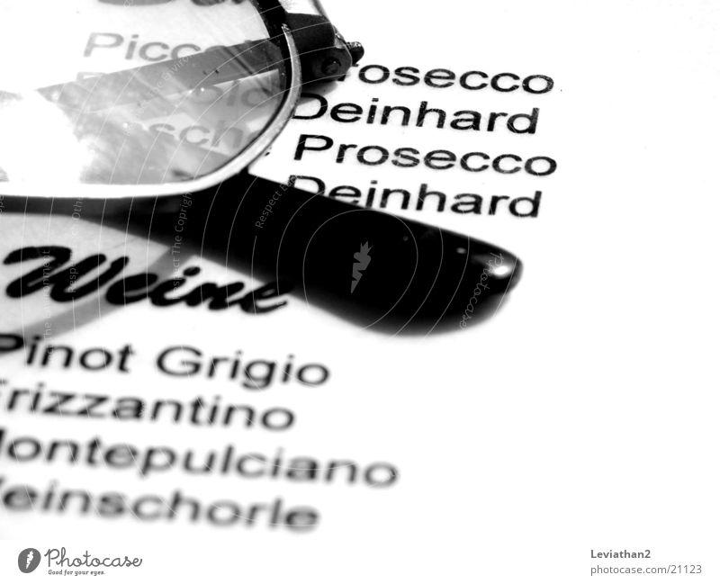 Schwarz auf Weiß Brille Speisekarte Prosecco Dinge Kontrast Wein Text Bildausschnitt Anschnitt Detailaufnahme Schwarzweißfoto Brillengestell Lateinische Schrift