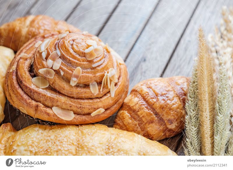 frisches Brot und Backwaren auf Holz Lebensmittel Frühstück Büffet Brunch Fastfood Lifestyle Stil Kunst füttern Farbfoto mehrfarbig Morgen Tag