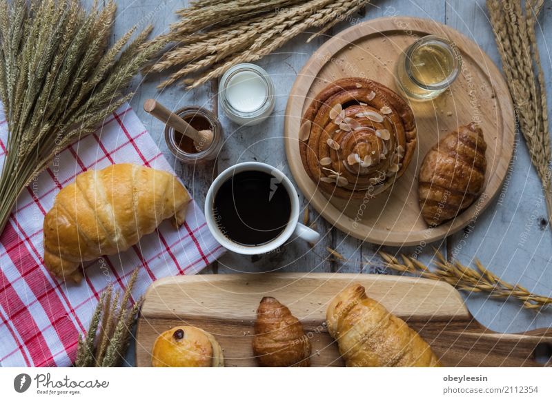 frisches Brot und Backwaren auf Holz Schneidebrett Lebensmittel Croissant Essen Frühstück Mittagessen Lifestyle Stil Kunst Künstler gut Farbfoto Morgen Tag