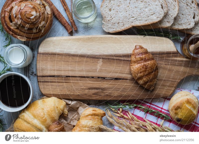 frisches Brot und Backwaren auf Holz Croissant Essen Frühstück Mittagessen Kaffeetrinken Lifestyle Kunst Künstler Freude Farbfoto mehrfarbig Morgen Tag