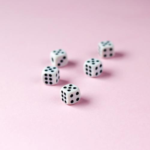 5x5 Freizeit & Hobby Spielen Glücksspiel Kinderspiel Gesellschaftsspiele Geburtstag Würfel Zeichen Ziffern & Zahlen 4 6 3 2 1 rosa schwarz weiß Laster