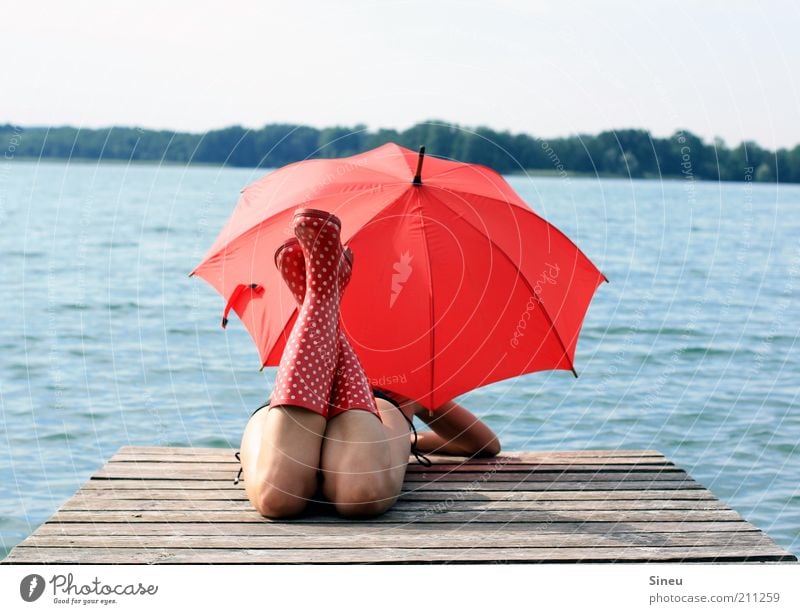 OK, ich warte... I Frau Erwachsene liegen Tourismus Ferne Sommerurlaub feminin Himmel Schönes Wetter See Bikini Regenschirm Gummistiefel beobachten entdecken
