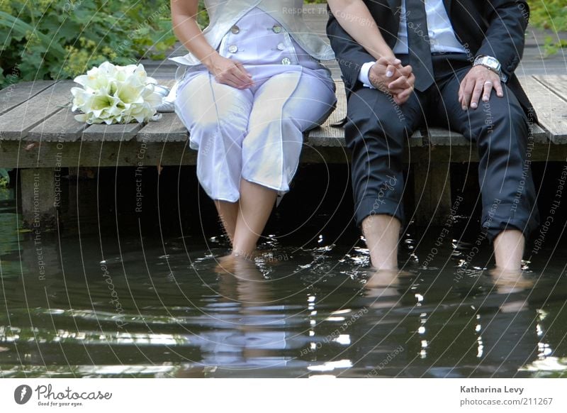 Erfrischung Freude harmonisch Wohlgefühl Zufriedenheit Erholung ruhig Hochzeit Mensch Paar Partner Hand Beine 2 authentisch frei Fußbad Wasser sitzen