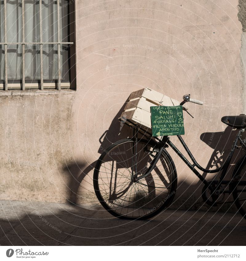 Werberad Italien Haus Mauer Wand Fassade Fenster Fahrrad alt ästhetisch schön Werbung Supermarkt Gepäckträger Holzkiste Pfeil Hinweisschild angelehnt markant