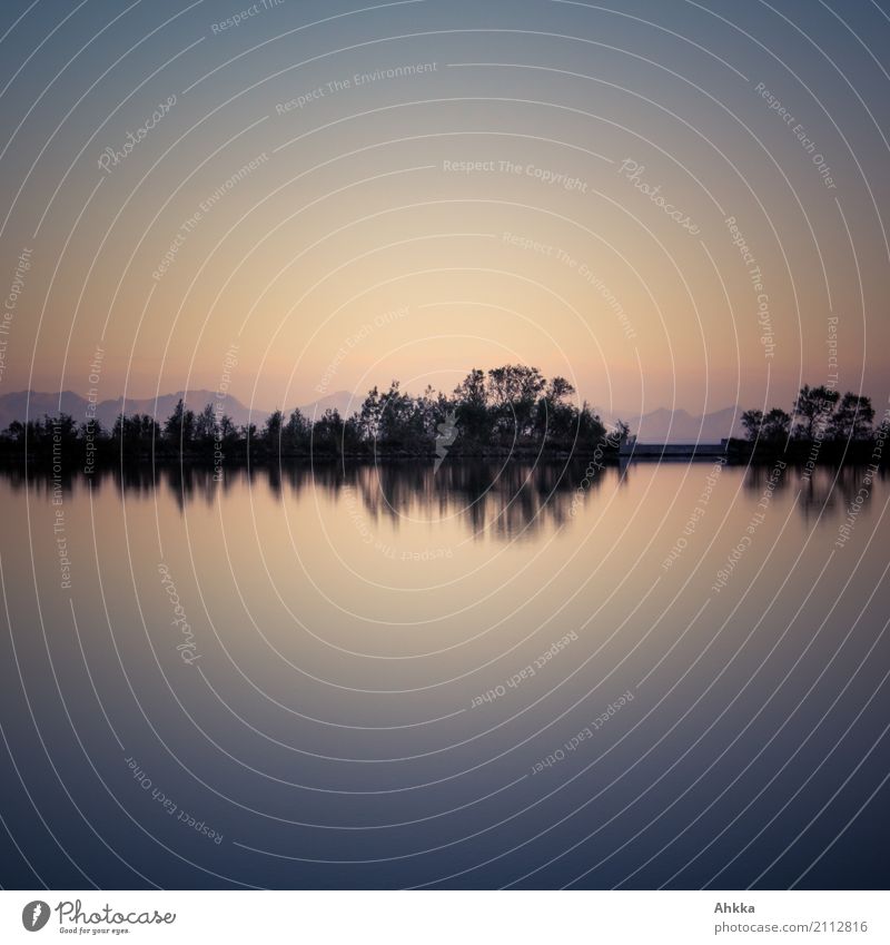 Nachtharmonie, Spiegelung auf einem See harmonisch Zufriedenheit Sinnesorgane Erholung ruhig Meditation Berge u. Gebirge Küste Seeufer Fluss Lofoten Stimmung