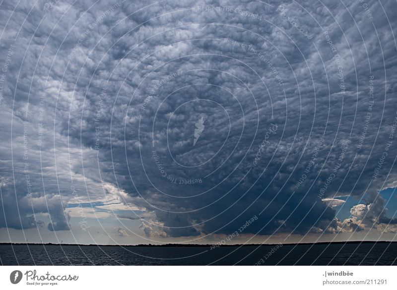 Überwältigende Naturgewalt Umwelt Landschaft Urelemente Luft Himmel Gewitterwolken Horizont Sonnenlicht Sommer Klima Wetter Unwetter Küste Ostsee Meer kalt blau