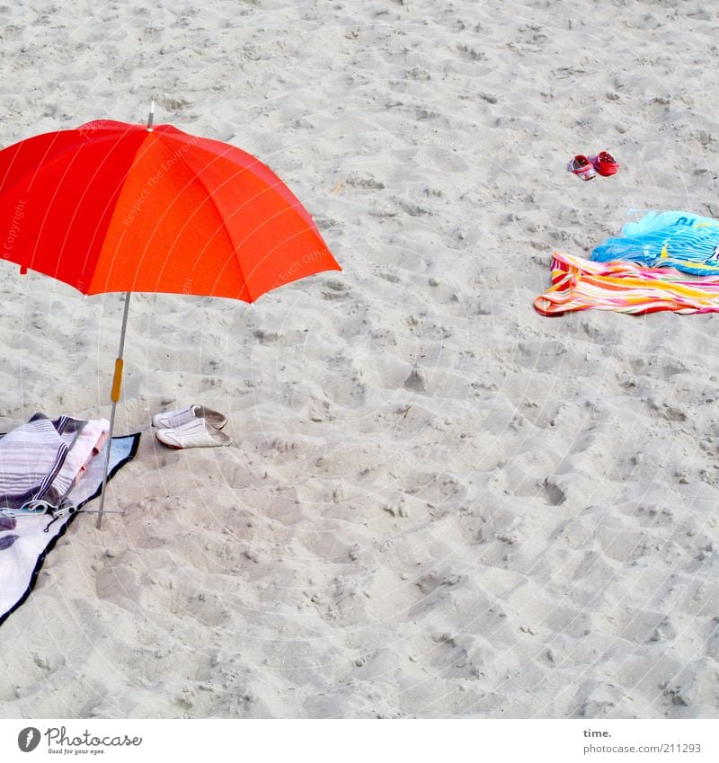 Strandzeuchs Ferien & Urlaub & Reisen Sommer Sand Schuhe rot Schirm Sonnenschirm Badelaken Handtuch Decke Badezeug Badebekleidung Wetterschutz Außenaufnahme